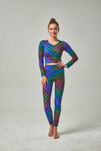 Load image into Gallery viewer, Scale Print Long-sleeved Crop Top